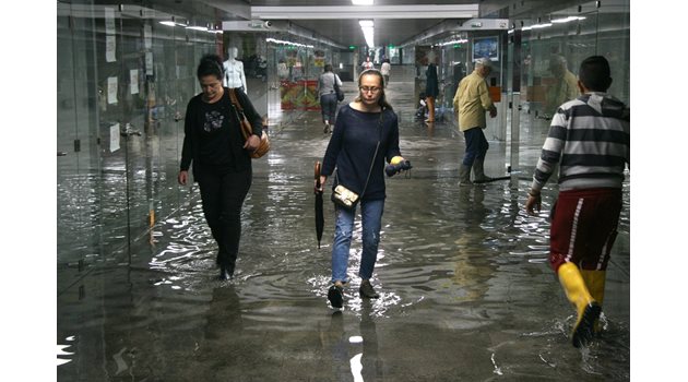 Така изглеждаше пешеходният подлез на Централна гара в Пловдив в понеделник сутринта.