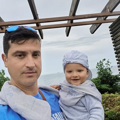Богдан в ръцете на тати на плаж Велека