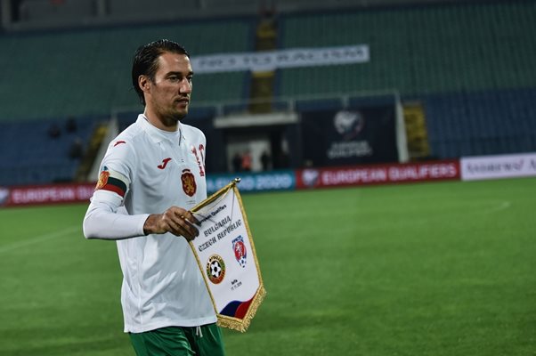 Ивелин Попов извежда България с капитанската лента за последен път на 17 ноември 2019 г. срещу Чехия.

СНИМКА: ВЛАДИМИР СТОЯНОВ