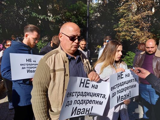 Бащата на Иван - Димитър Тилев, и приятелката на младежа Анна Налбантова на протест в негова защита