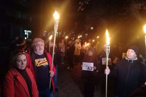 Факелно шествие срещу насилието над жени
СНИМКА: Тони Маскръчка