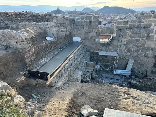 Желязо се издига до древните зидове на акропола в Пловдив.
