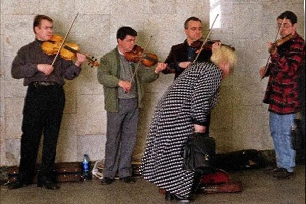Безработни московчани се издържат като улични музиканти. 
