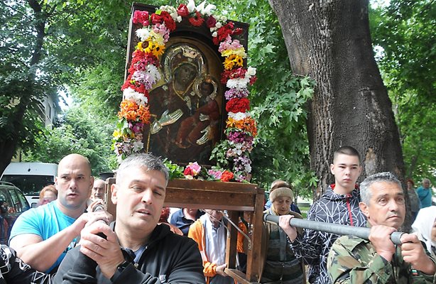 С шествие иконата на Богородица Елеуса беше изнесена от Рибната църква и закарана в Бачково. Снимки: Владимир Янев