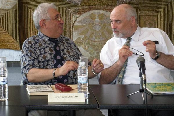 Откривателят на писмото Агоп Орманджиян (вляво) по време на кръглата маса през 2011 г. "Коректно за Шумен".