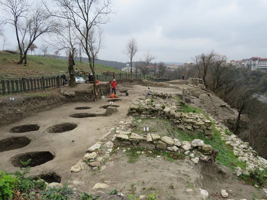 Разкопките до Западната крепостна страна на Трапезица
