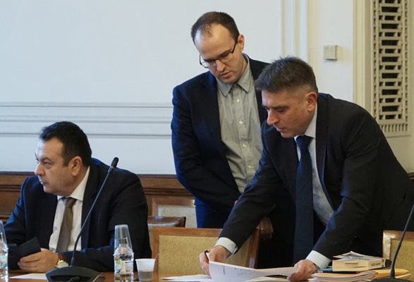 Хамид Хамид (крайният вляво) и Данаил Кирилов (крайният вдясно) внесоха промени в закона.
