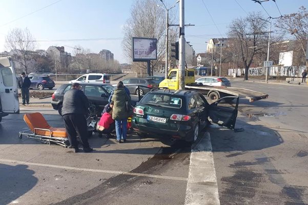 Един загина при катастрофа на столично кръстовище (Снимки)