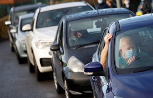 Англия се готви за ваксината на Оксфорд, оборудват стадиони