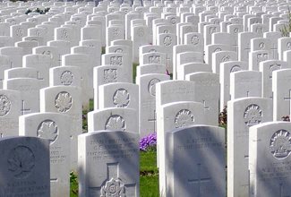 Най-голямото британско военно гробище по света и за всички времена “Тайн кот”. В него има 45 000 надгробни паметници на войници от Британската империя, загинали в Ипър, и имената на още толкова са изписани по стените на оградата му.