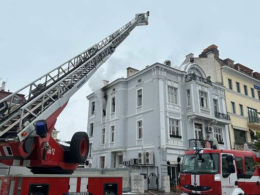 Пожарникари са разпънали стълба, с помощта на която гасят пламналия пожар в емблематичната къща на главната. Снимки и видео: Никола Михайлов