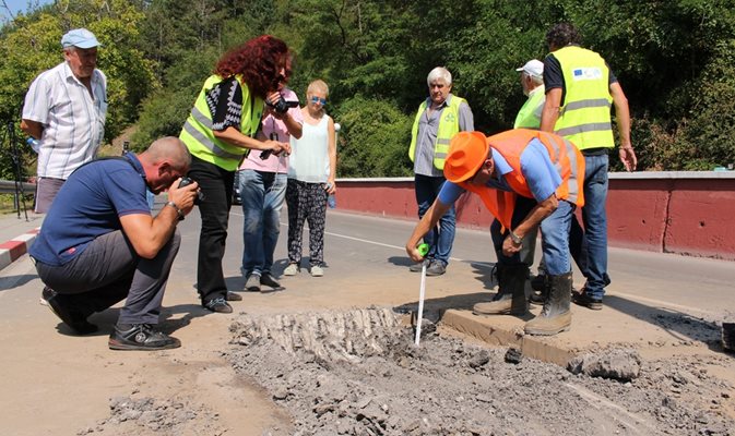 Експерти взимат проби от асфалта дни след катастрофата