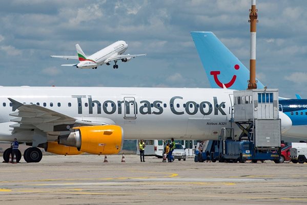 Самолет на “Томас Кук” на бургаското летище. Туроператорът е един от най-значимите клиенти на бургаския аеропорт.