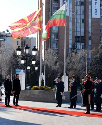 Пред знамената на двете страни