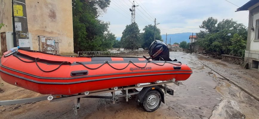 За евакуацията на засегнатите от наводненията в Каравелово беше използвана и надуваемо лодко.