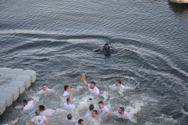 36 мъже скочиха във водите на река Арда, за да спасят богоявленския кръст. СНИМКИ: НЕНКО СТАНЕВ