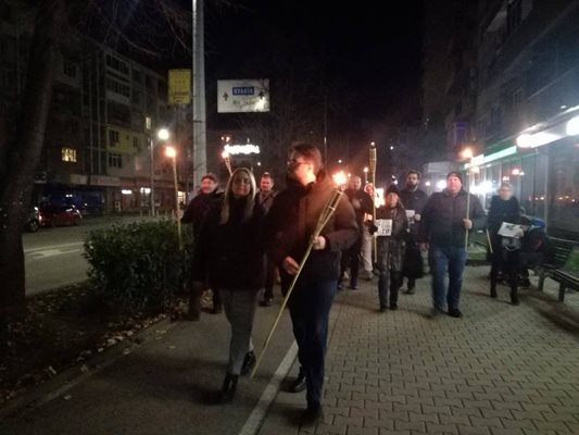 Стефка Терзийска и синът й Коста Козас водят факелното шествие в Благоевград