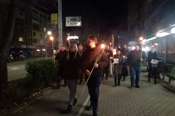 Стефка Терзийска и синът й Коста Козас водят факелното шествие в Благоевград
