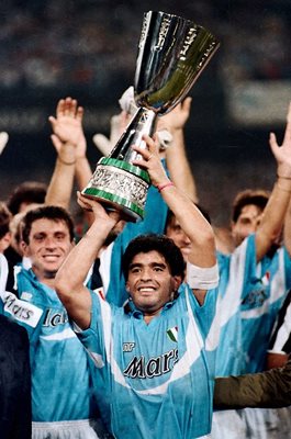 Капитанът на “Наполи” Марадона с италианската Суперкупа през 1990 г. СНИМКА: Уикипедия