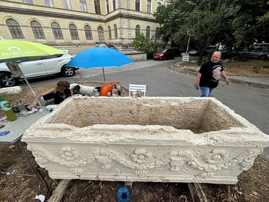 Ценният саркофаг се чисти много бавно от фасадната боя - милиметър по милиметър