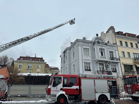 4 пожарни гасят емблематичната сграда в центъра на Пловдив.