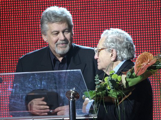 2008 г. Министърът на културата проф. Стефан Данаилов, връчва награда на Анжел Вагенщайн "За принос в българското кино"