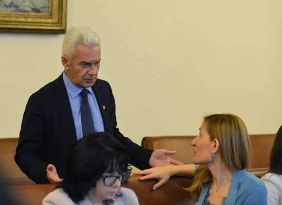 Волен Сидеров отиде днес на заседанието на министерския съвет и си поговори приятелски с министъра на туризма Николина Ангелкова, която Симеонов също напада
