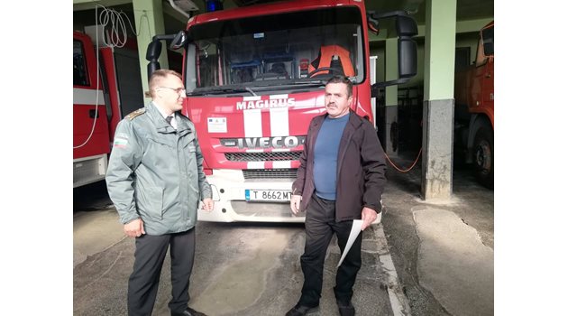 Главен инспектор Ангел Ангелов /вляво/ връчи на Юсуф Исмаилов от Търговище почетната  грамота за достойната му постъпка.
Снимка: МВР