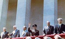 За първи път: Оригиналните цветни кадри от посрещането на Гагарин в София