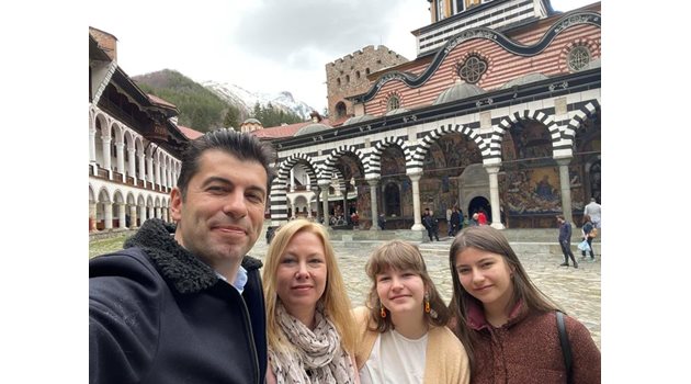 Кирил Петков придружи поста си със снимка на своето семейство в Рилския манастир.