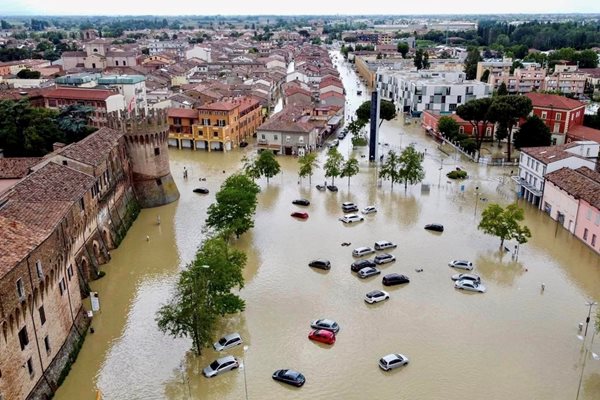 Наводненията отнеха живота на 14 душиъ
СНИМКИ: Фейсбук на губернатора на Емилия-Романя Стефано Боначини