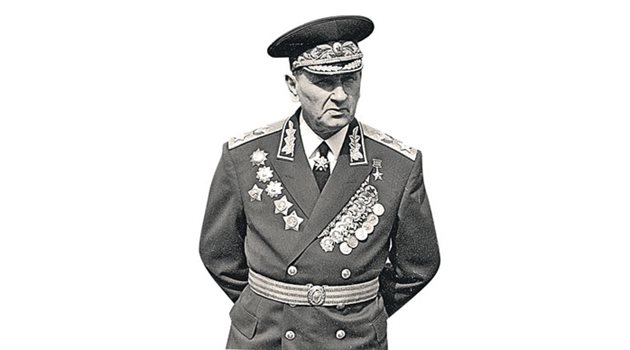 КОМАНДИР: Министърът на отбраната на СССР маршал Гречко е искал съветският флот да има самолетоносачи като американския “Нимиц”.
