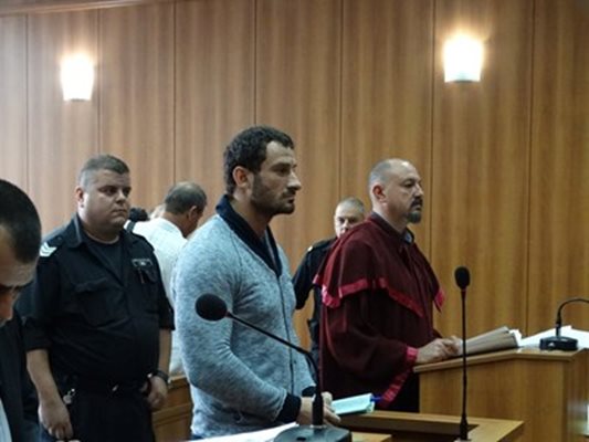 Районният съд в Асеновград не уважи жалбата на Петър Низамов-Перата и потвърди ареста му.
