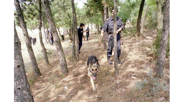 Полицаи с куче претърсват горите край Сливница за Илия Стоянов.