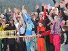Министър Захариева премери сили с дипломатите скиори и награди най-добрите (Снимки)

