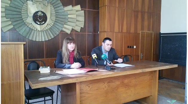 Директорът на ОДМВР- Перник старши комисар Димитър Попов и районният прокурор в Перник Аделина Алексиева дадоха подробности за акцията.