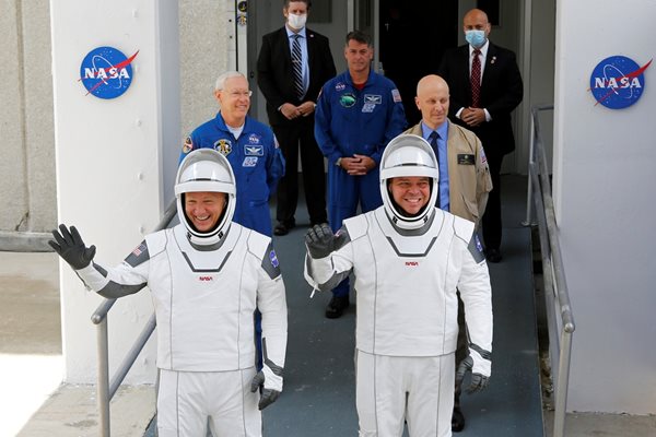 Двамата астронавти са 49-годишният Боб Бенкен и 53-годишният Дъг Хърли.
Снимки: Ройтерс