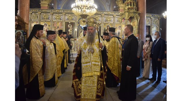 Митрополит Николай отслужи празничната литургия в в храма Успение Богородично. 