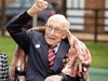 100-годишният ветеран Том Мур е в болница с коронавирус
