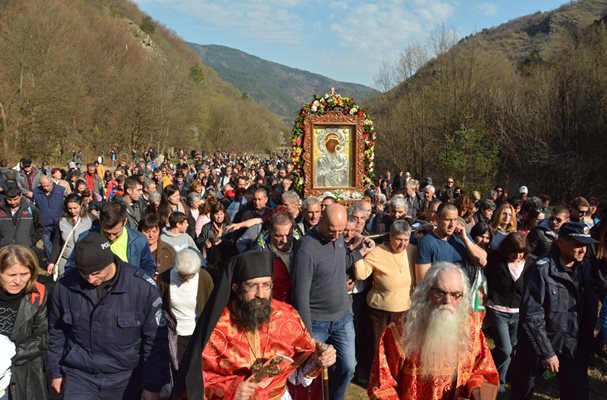 Традиционно стотици се стичат за литийното шествие до Клувията във втория ден на Възкресение Христово.