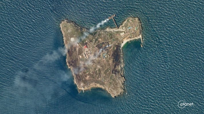 Сателитно изображение показва дим, издигащ се от Змийския остров, край бреговете на Украйна
Снимка: Ройтерс
