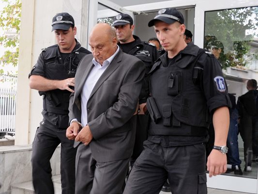 Охраната извежда Кирил Рашков от Асеновградския районен съд.
Снимка: Фейсбук