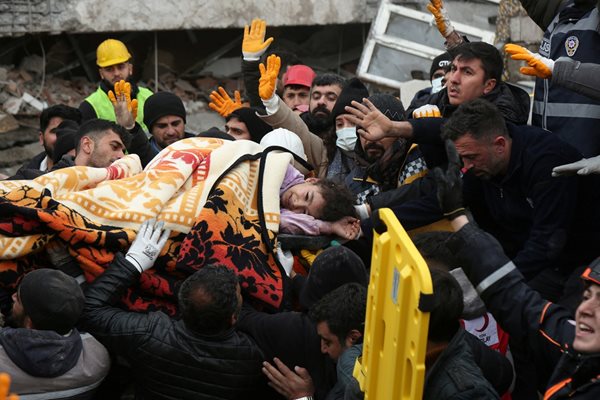 Вадят жертви изпод руините на земетресението в Турция, което стана на 06.02.2023 г.