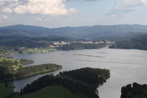 Забраняват лодките в яз. "Доспат", френски самолети точат вода за пожара на границата с Гърция