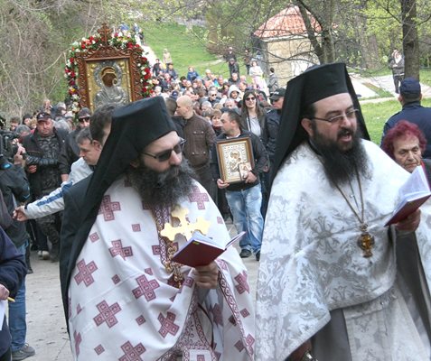 Игуменът на Бачковския манастир архимандрит Самуил (вляво) бе начело на шествието