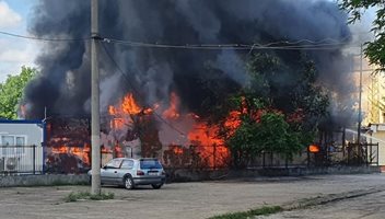 Голям пожар бушува в машиностроителен завод в Криводол