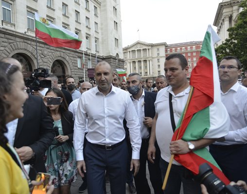 Президентът Румен Радев слезе пред президентството и говори пред протестиращите в четвъртък СНИМКА: Йордан Симеонов