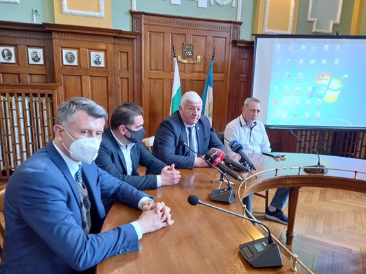 Кметът Здравко Димитров обяви, че очаква в скоро да направи първа копка на трибуна "Бесика".