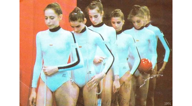 РАМО ДО РАМО: Националките от 1991 г. Весела Димитрова (четвърта от ляво на дясно) заедно с Ина Ананиева (точно зад нея).