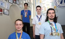 Четирима шампиони от Първа частна математическа гимназия събраха над 10 кг медали